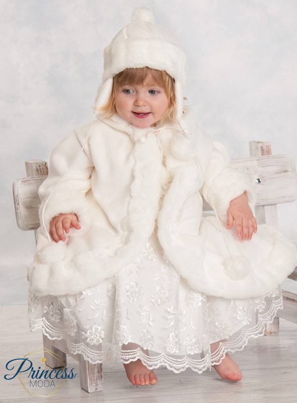 Warmer Mantel mit Kapuze und Mütze in Creme