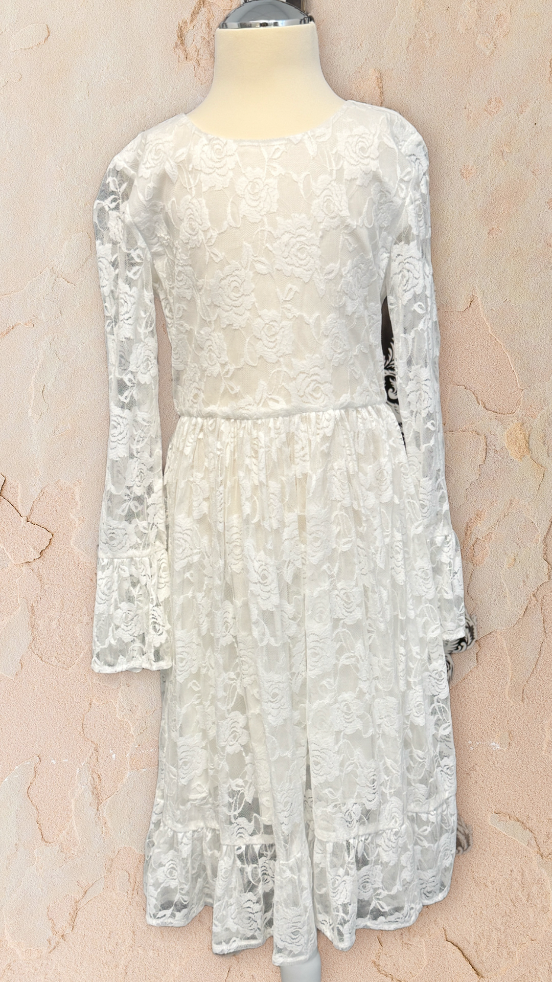 Schönes Kleid aus Spitze Gr. 128/134