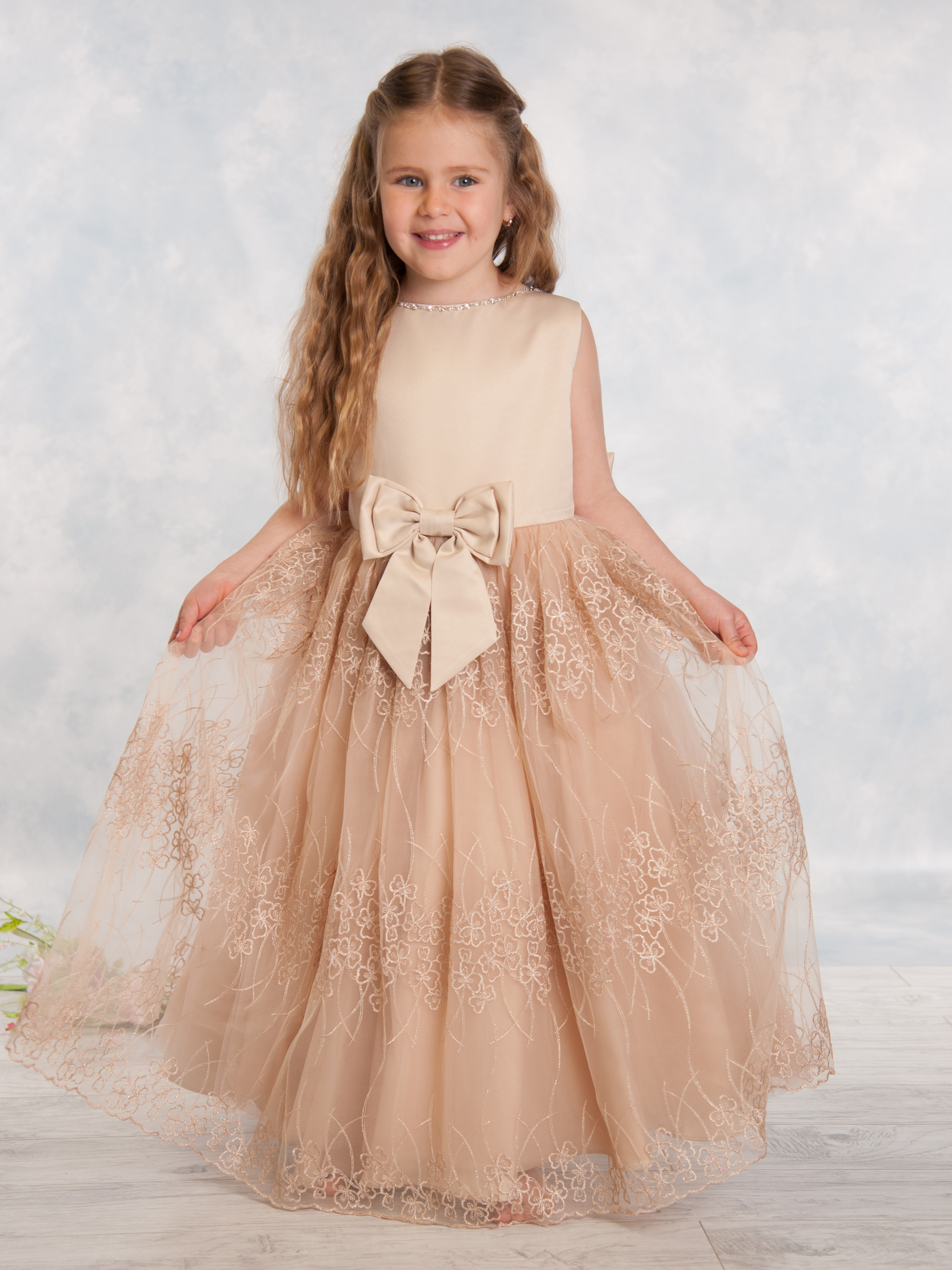 Lucy - Fantastisches Festkleid mit edlen Stickereien