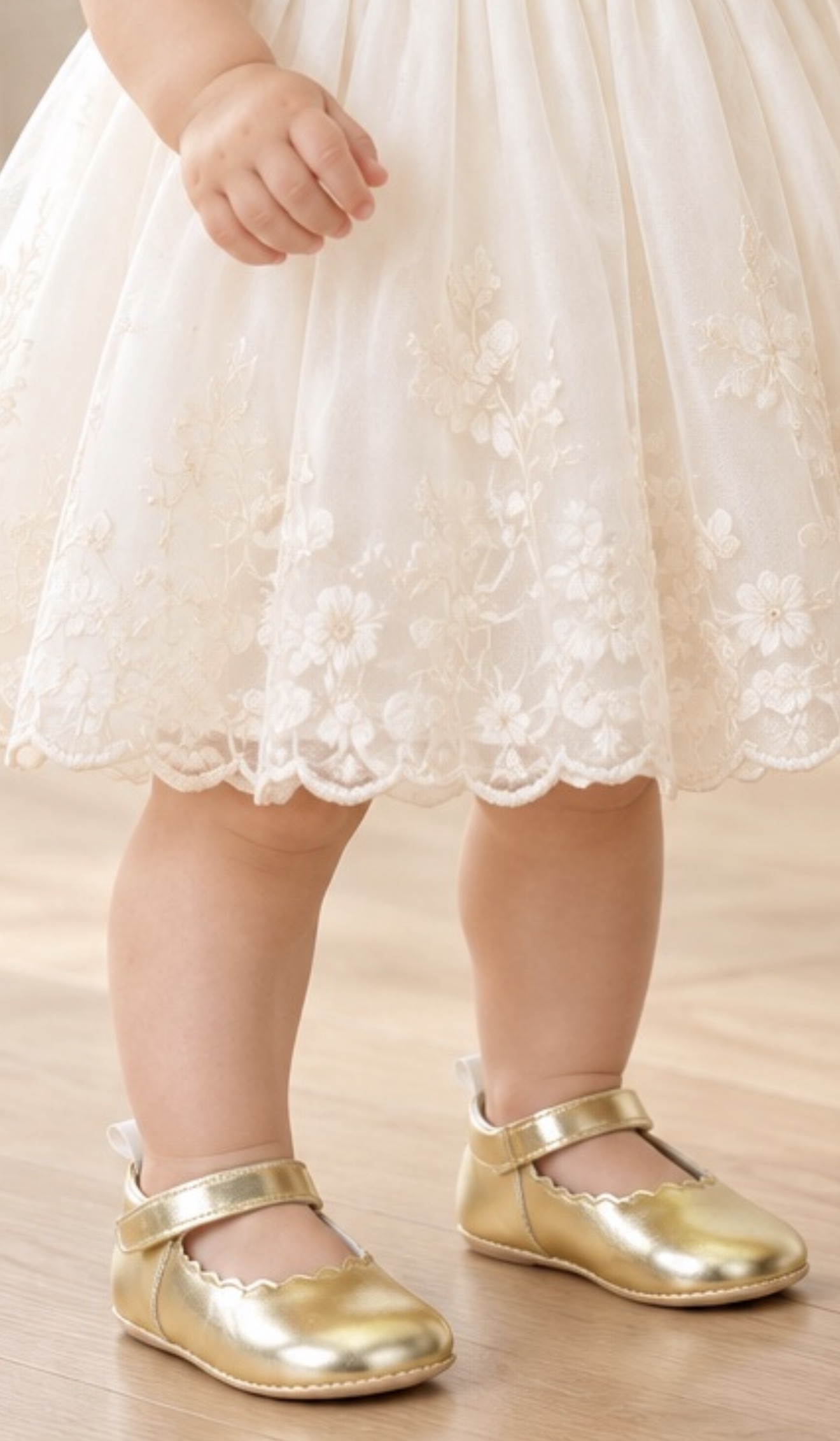 Goldene Babyschuhe für festliche Momente