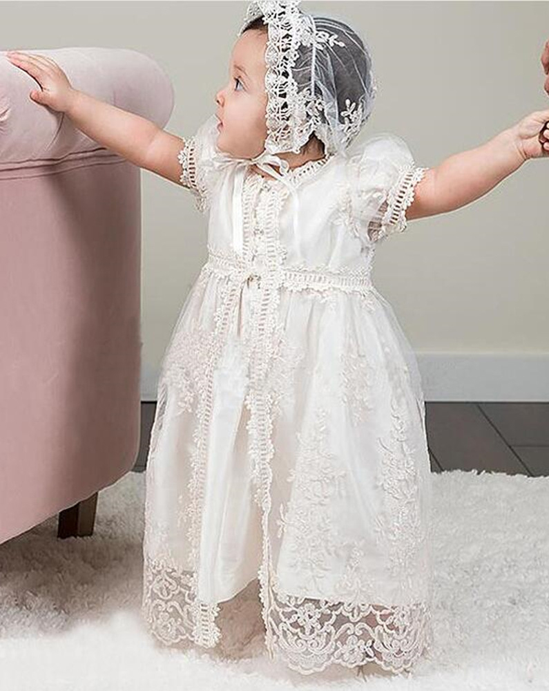 Traumhaftes Taukleid mit Mantel und Haube